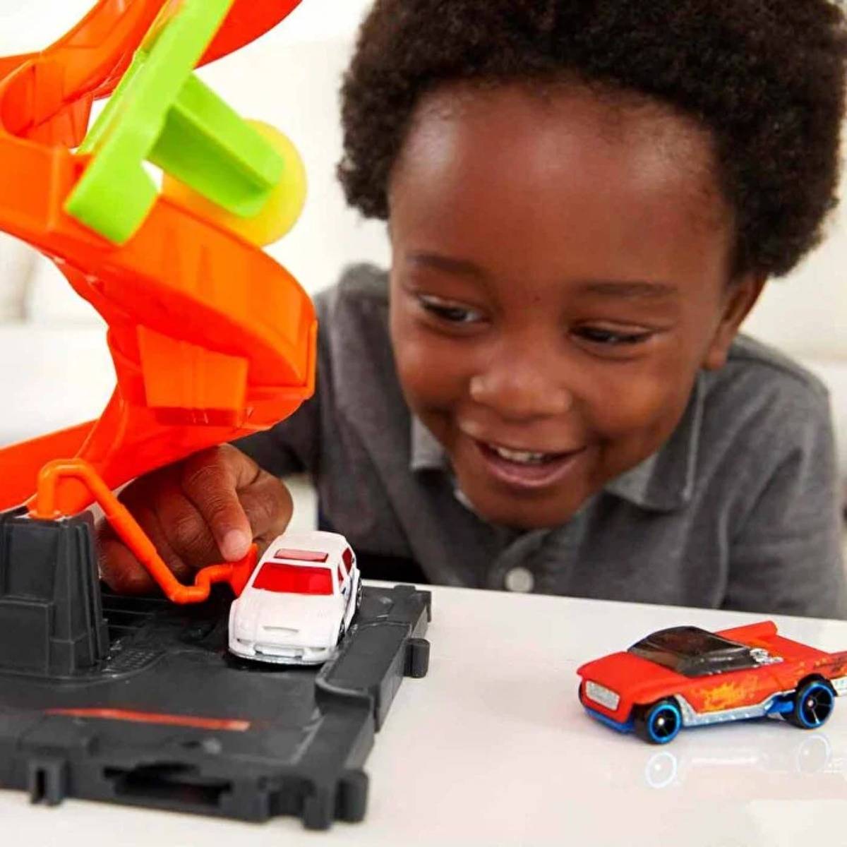 Hot Wheels Mega Araba Yıkama Kulesi