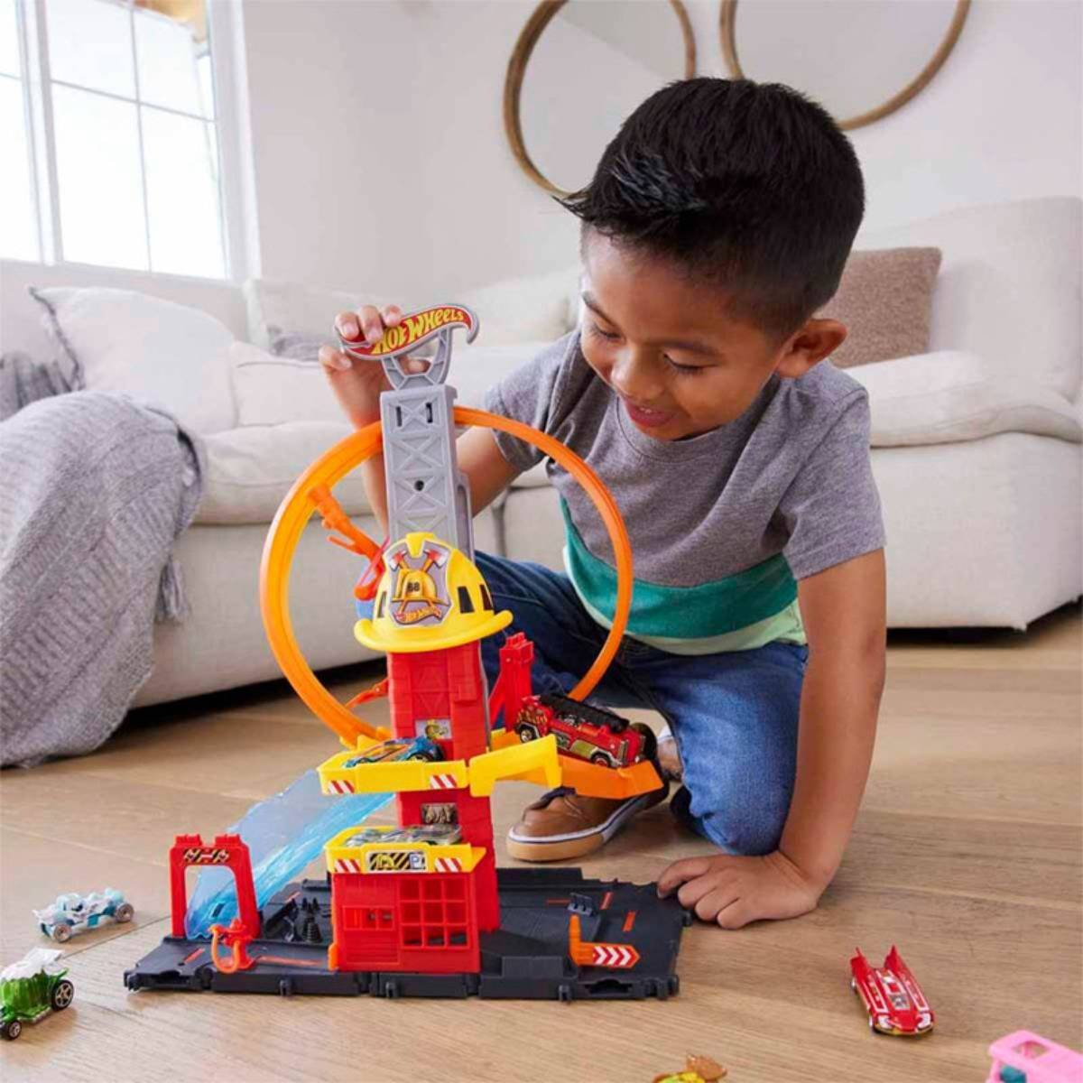 Hot Wheels Çember Pistli İtfaiye İstasyonu