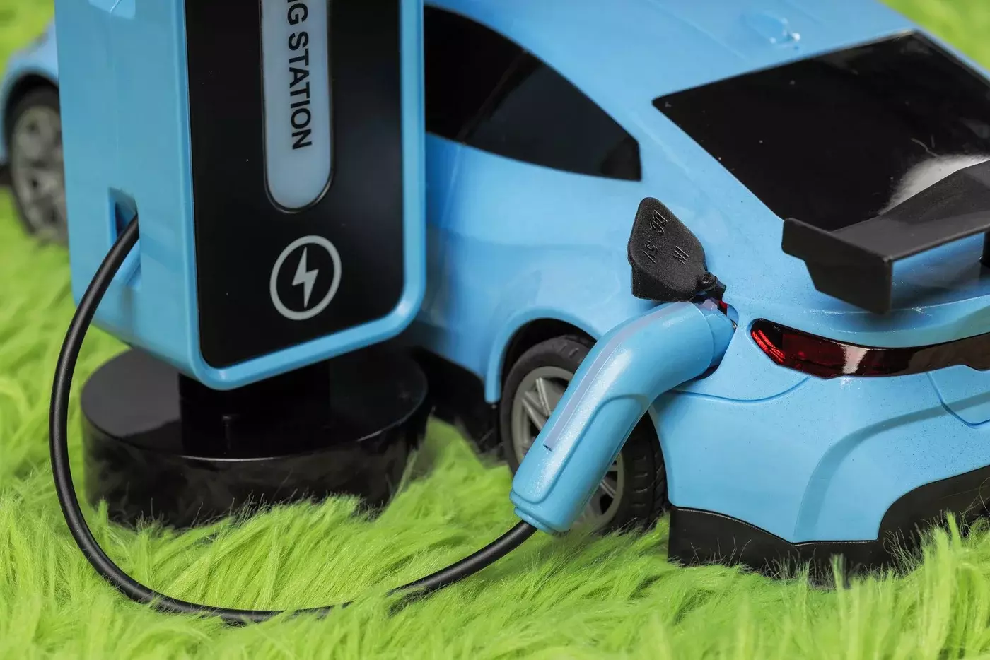 Uzaktan Kumandalı Elektrik Şarj İstasyonlu Spor Araba - 1:16 Ölçek Sesli ve Işıklı Otomatik Park Özellikli