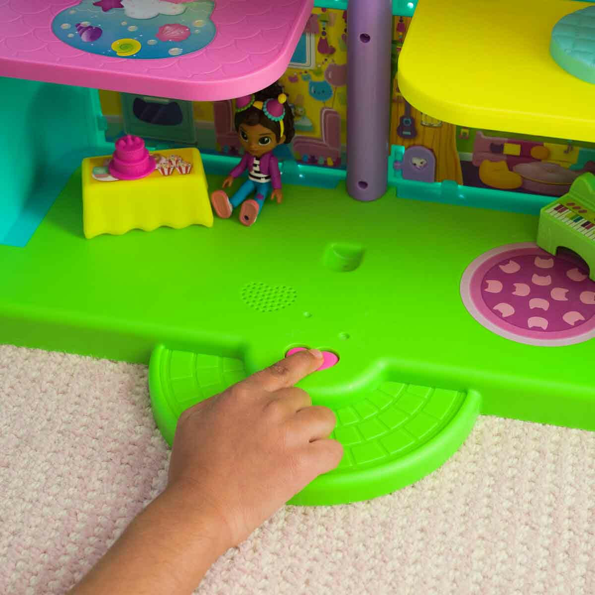 Gabby’s Dollhouse Festival Evi 63 cm | Müzikli ve Sesli Dev Oyun Seti | Gabby Figürlü ve Mobilyalı 6 Odalı Festival Evi