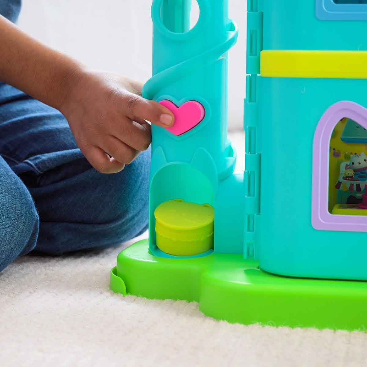 Gabby’s Dollhouse Festival Evi 63 cm | Müzikli ve Sesli Dev Oyun Seti | Gabby Figürlü ve Mobilyalı 6 Odalı Festival Evi