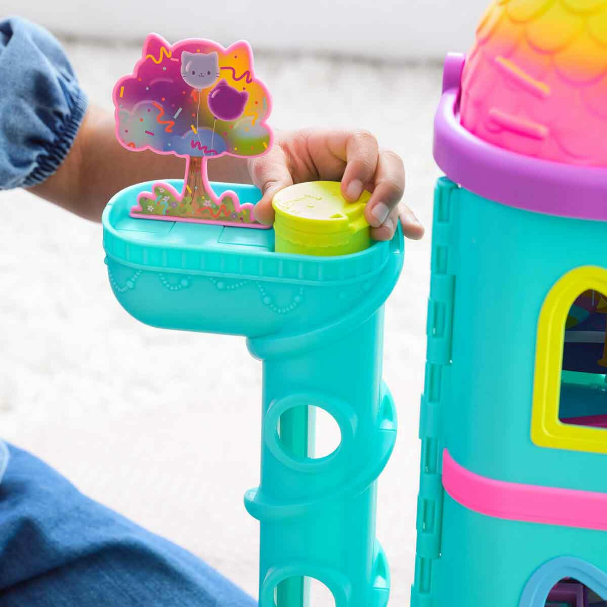 Gabby’s Dollhouse Festival Evi 63 cm | Müzikli ve Sesli Dev Oyun Seti | Gabby Figürlü ve Mobilyalı 6 Odalı Festival Evi