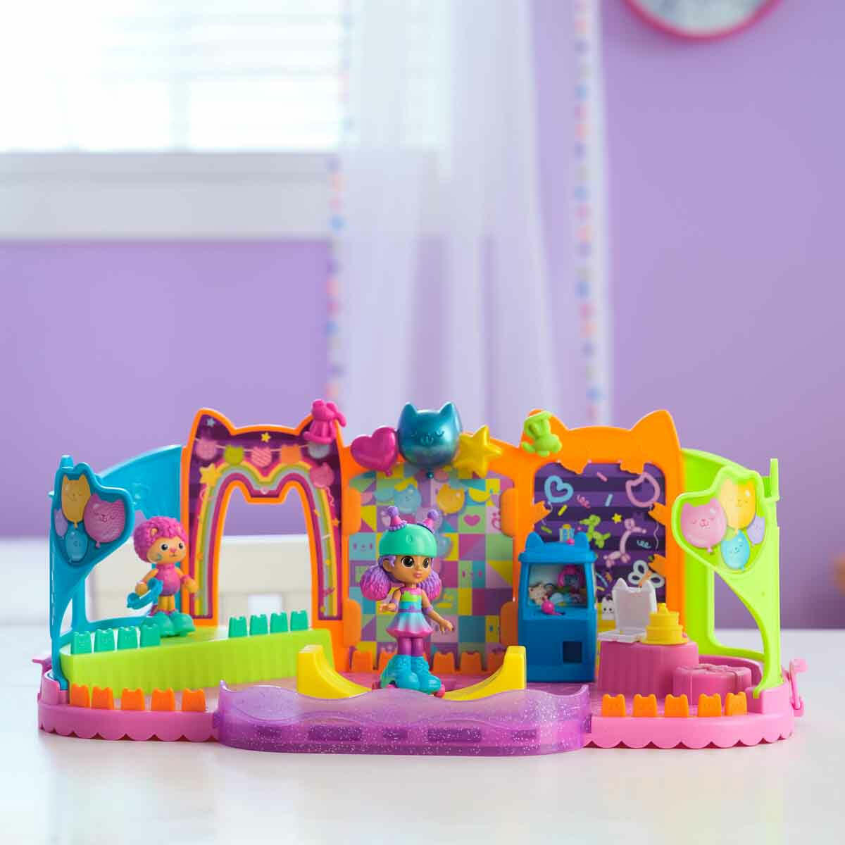 Gabby’s Dollhouse Parti Salonu Oyun Seti | Skater Gabby ve Marty Figürlü | Aksesuarlı ve Çıkartmalı İnteraktif Oyun Odası