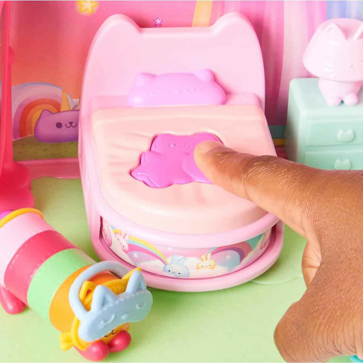 Gabby's Dollhouse Deluxe Oda Oyun Seti | Sürpriz Aksesuarlı ve Figürlü Tematik Odalar | İnteraktif QR Kodlu Orijinal Koleksiyon Serisi