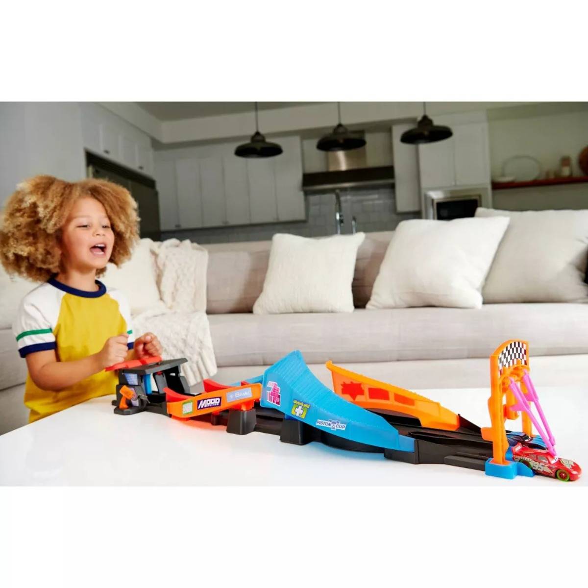 Cars Karanlıkta Parlayan Yarışçılar Seti