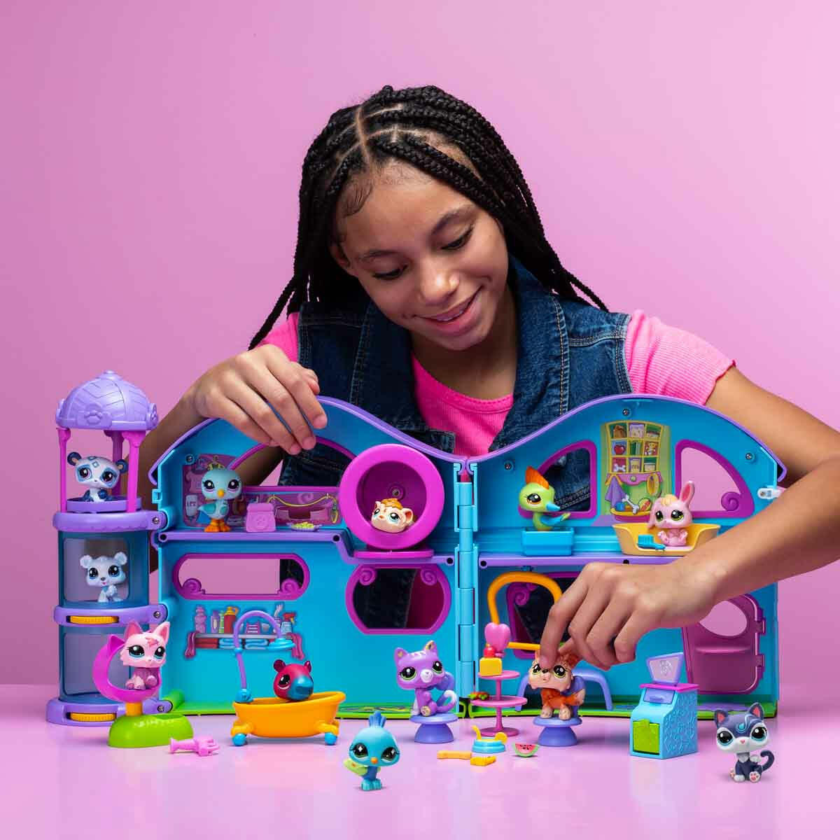 Littlest Pet Shop Minişler Delüks Oyun Seti | 4 Figür, 20 Aksesuar ve Sanal Kodlu Geniş Ev (58 cm)