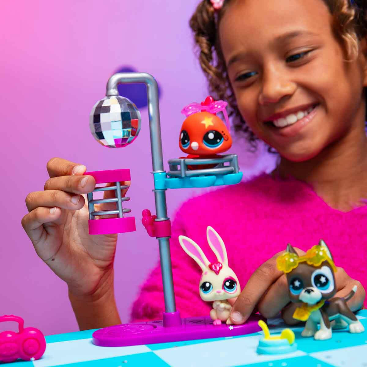 Littlest Pet Shop Minişler Disko Oyun Seti | Sallanan Kafalı 3 Figür ve Sanal Kodlu Koleksiyon Seti