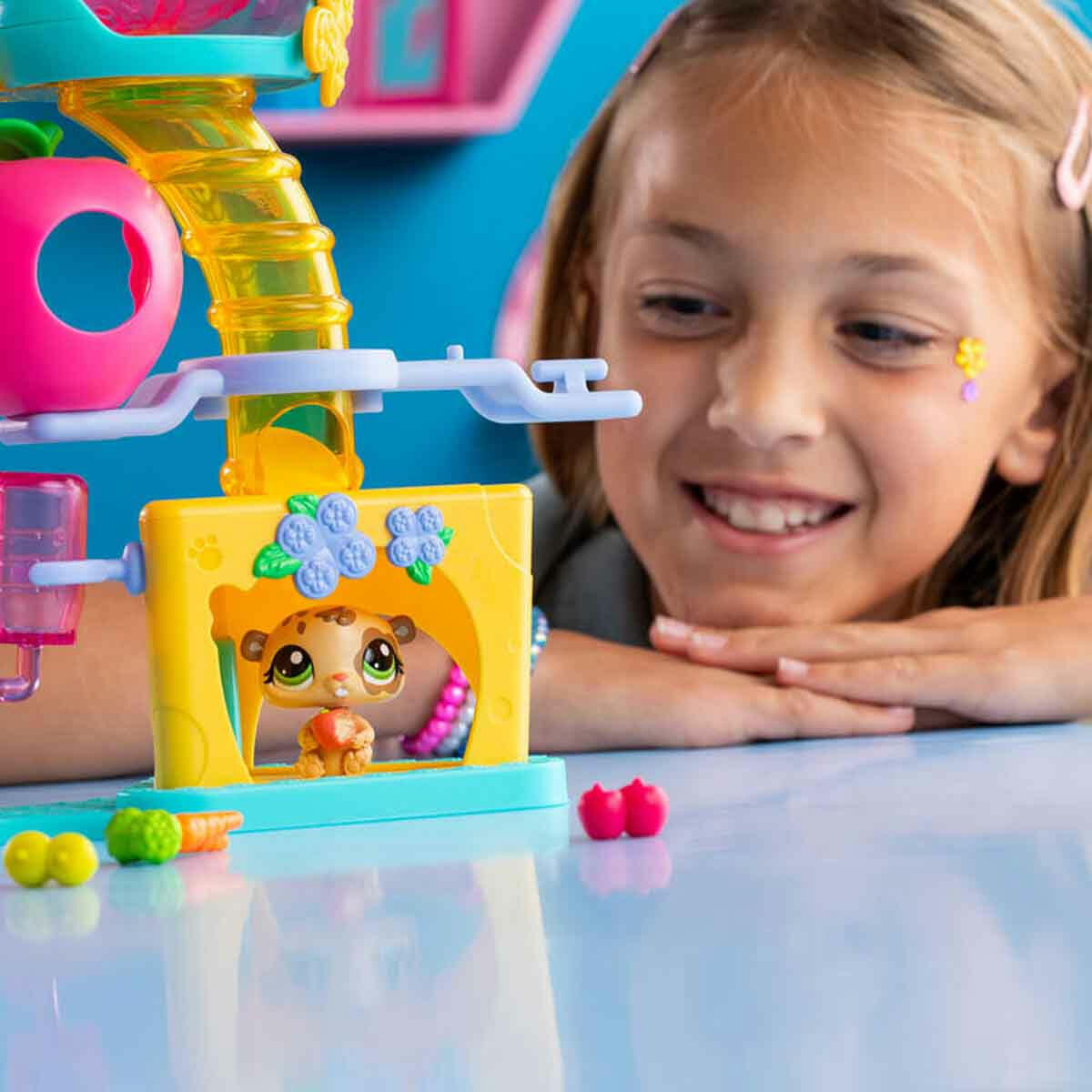 Littlest Pet Shop Minişler Eğlence Fabrikası Oyun Seti S1 | LPS İnteraktif Fabrika Seti | 2 Figür, 6 Aksesuar ve Sanal Kodlu Dev Koleksiyon Seti